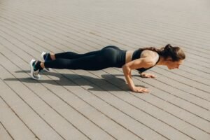 Na imagem, mulher fazendo exercícios físicos