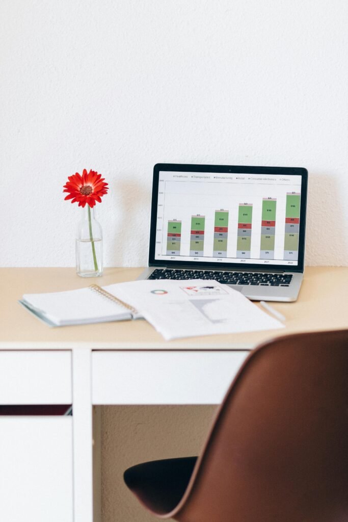 No cenário atual, onde a digitalização redefine constantemente as dinâmicas empresariais, gestão e estratégia tornaram-se pilares essenciais para impulsionar negócios no ambiente digital.